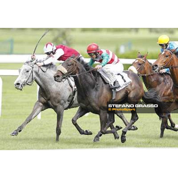 Luca Maniezzi on Aquila d\'Oriente goes to win the Premio Alberto Zanoletti di Rozzano - Pierantonio Convertino on Summer Fall is second Milano - San Siro galopp racecourse, 22nd april 2012 photo Stefano Grasso