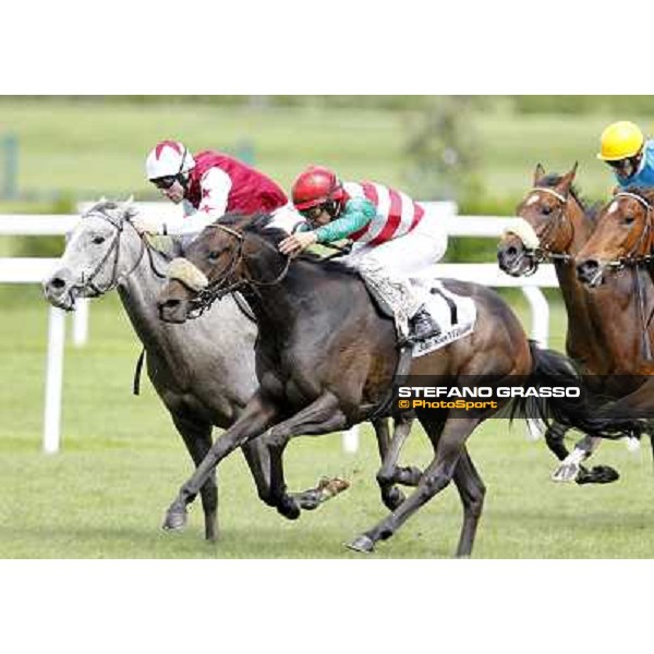 Luca Maniezzi on Aquila d\'Oriente goes to win the Premio Alberto Zanoletti di Rozzano - Pierantonio Convertino on Summer Fall is second Milano - San Siro galopp racecourse, 22nd april 2012 photo Stefano Grasso