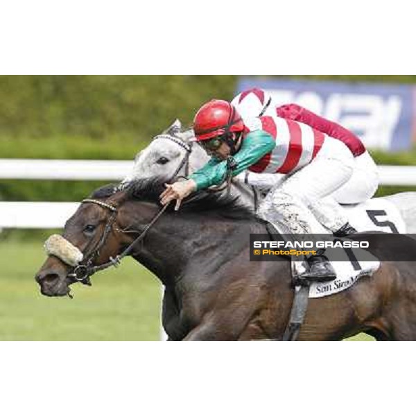 Luca Maniezzi on Aquila d\'Oriente goes to win the Premio Alberto Zanoletti di Rozzano - Pierantonio Convertino on Summer Fall is second Milano - San Siro galopp racecourse, 22nd april 2012 photo Stefano Grasso