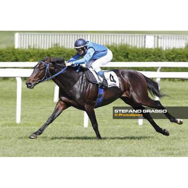 Mirco Demuro on Aser goes to win the Premio Ogliolo Milano - San Siro galopp racecourse, 22nd april 2012 photo Stefano Grasso