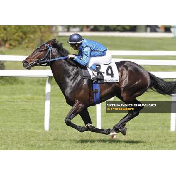 Mirco Demuro on Aser goes to win the Premio Ogliolo Milano - San Siro galopp racecourse, 22nd april 2012 photo Stefano Grasso