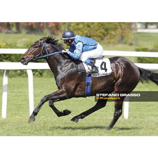 Mirco Demuro on Aser goes to win the Premio Ogliolo Milano - San Siro galopp racecourse, 22nd april 2012 photo Stefano Grasso