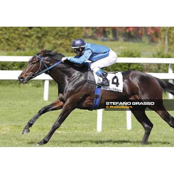 Mirco Demuro on Aser goes to win the Premio Ogliolo Milano - San Siro galopp racecourse, 22nd april 2012 photo Stefano Grasso