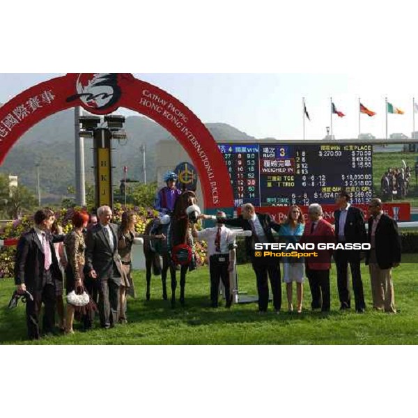 The Cathay Pacific Hong Kong Vase teh presentation of the trophy for Phoenix Reach\'s connection Sha Tin - Hong Kong 12th dec. 2004 ph. Stefano Grasso
