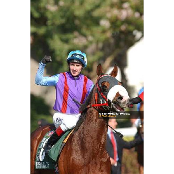 The Cathay Pacific Hong Kong Vase coming back for MArtin Dwyer on Phoenix Reach Sha Tin - Hong Kong 12th dec. 2004 ph. Stefano Grasso