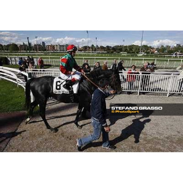 Mirco Demuro enters the winner enclosure on Sopran Montieri Milano - San Siro galopp racecourse, 22nd april 2012 photo Stefano Grasso