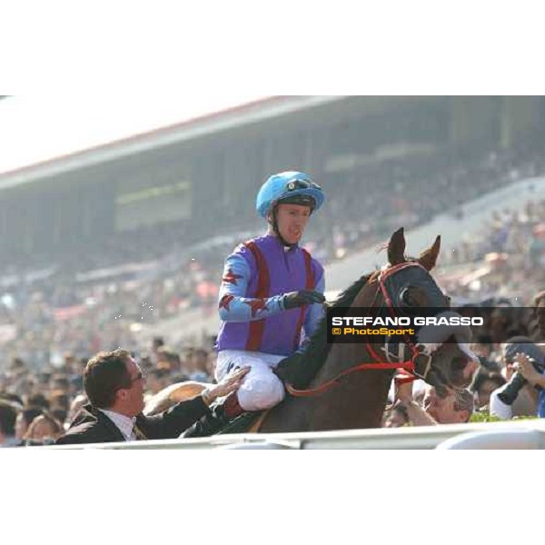 The Cathay Pacific Hong Kong Vase Martin Dwyer on Phoenix Reach after winning th Hong Kong Vase Sha Tin - Hong Kong 12th dec. 2004 ph. Stefano Grasso
