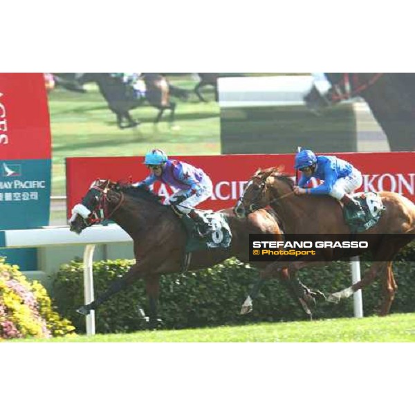 The Cathay Pacific Hong Kong Vase Martin Dwyer on Phoenix Reach beats on the line Frqankie Dettori on Sights on Gold Sha Tin - Hong Kong 12th dec. 2004 ph. Stefano Grasso