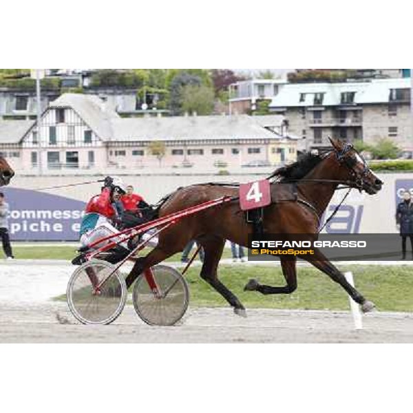Pietro Gubellini and Oklahoma Ans win the Gran Premio d\'Europa filly Milano - San Siro trot racecourse, 25th april 2012 ph.Stefano Grasso