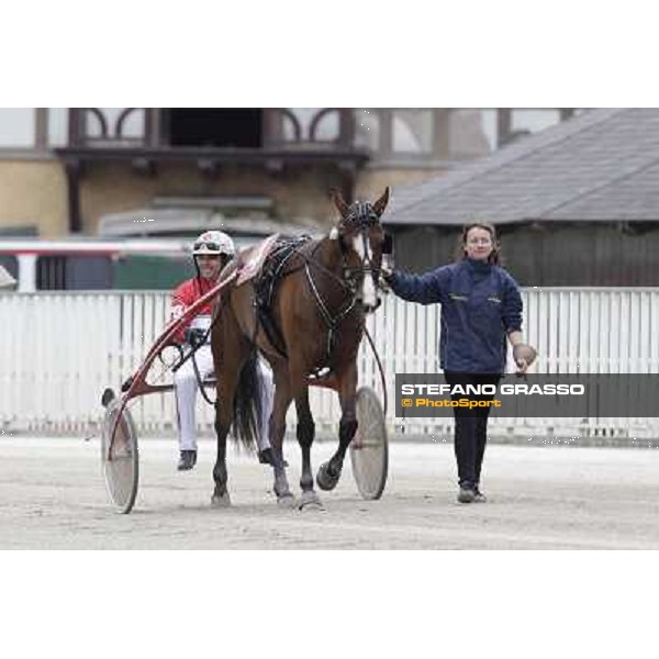 Pietro Gubellini and Oklahoma Ans parade after the victory in the Gran Premio d\'Europa filly Milano - San Siro trot racecourse, 25th april 2012 ph.Stefano Grasso