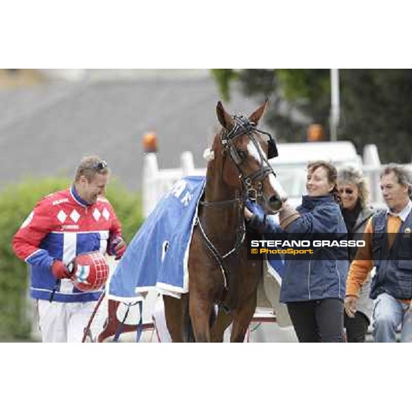 Harry Rantanen congratulates with Pietro Gubellini and Oklahoma Ans parading after the victory in the Gran Premio d\'Europa filly Milano - San Siro trot racecourse, 25th april 2012 ph.Stefano Grasso