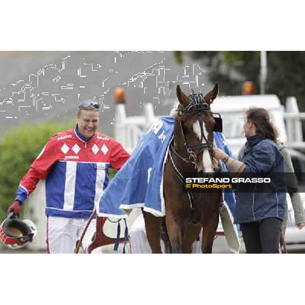 Harry Rantanen congratulates with Pietro Gubellini and Oklahoma Ans parading after the victory in the Gran Premio d\'Europa filly Milano - San Siro trot racecourse, 25th april 2012 ph.Stefano Grasso
