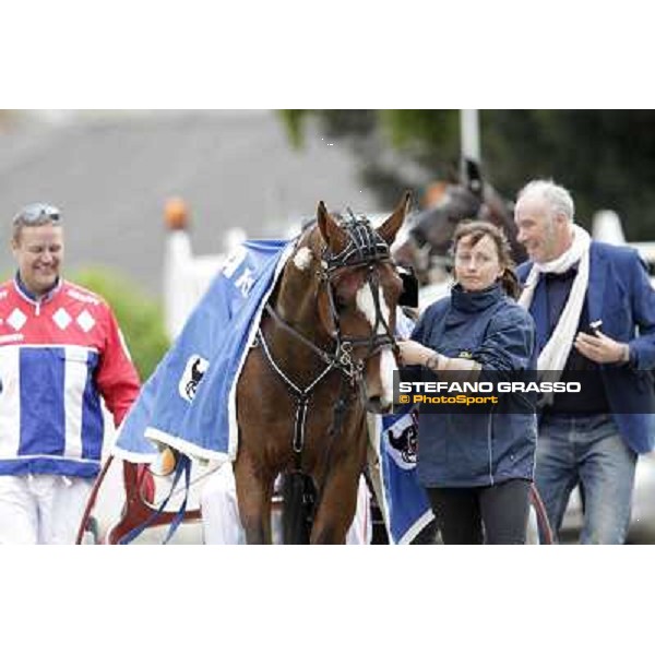 Harry Rantanen congratulates with Pietro Gubellini and Oklahoma Ans parading after the victory in the Gran Premio d\'Europa filly Milano - San Siro trot racecourse, 25th april 2012 ph.Stefano Grasso