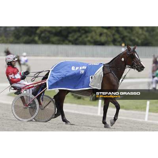 Pietro Gubellini and Oklahoma Ans parade after the victory in the Gran Premio d\'Europa filly Milano - San Siro trot racecourse, 25th april 2012 ph.Stefano Grasso