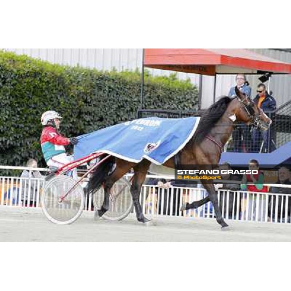 Pietro Gubellini and Owen Cr parade after winning the Gran Premio d\'Europa Milano - San Siro trot racecourse, 25th april 2012 ph.Stefano Grasso