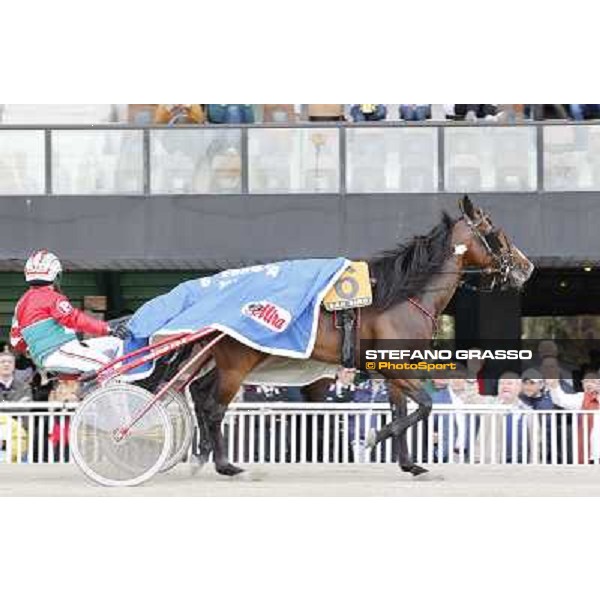 Pietro Gubellini and Owen Cr parade after winning the Gran Premio d\'Europa Milano - San Siro trot racecourse, 25th april 2012 ph.Stefano Grasso
