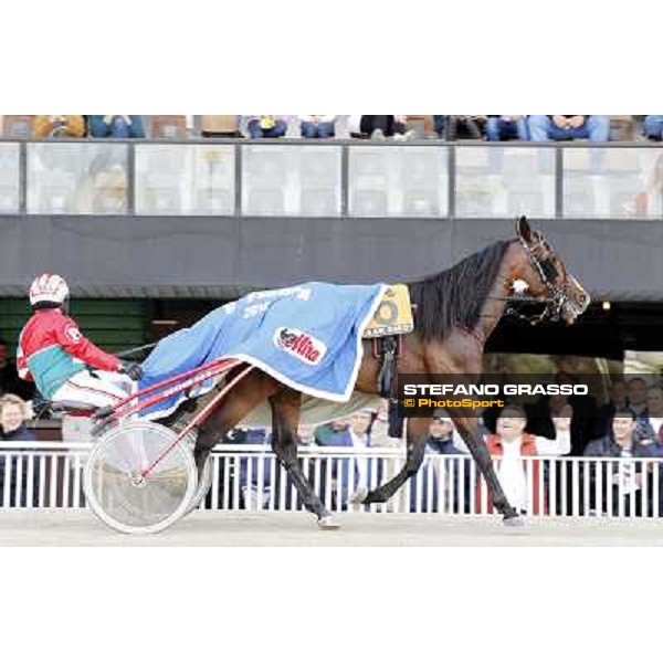 Pietro Gubellini and Owen Cr parade after winning the Gran Premio d\'Europa Milano - San Siro trot racecourse, 25th april 2012 ph.Stefano Grasso
