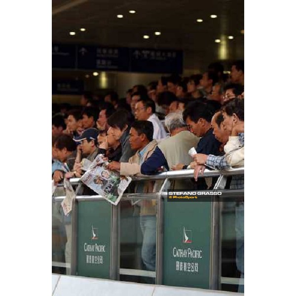The Cathay Pacific Hong Kong International Races racegoers in the new Parade ring Sha Tin - Hong Kong 12th dec. 2004 ph. Stefano Grasso