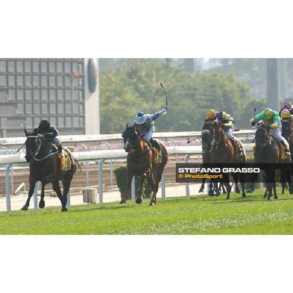 The Cathay Pacific Hong Kong Sprint - last meters Felix Coetzee on Silent Witness, winners of Sprint, at left Sha Tin - Hong Kong 12th dec. 2004 ph. Stefano Grasso