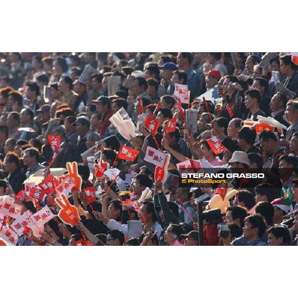 The Cathay Pacific Hong Kong Sprint fans of Silent Witness Sha Tin - Hong Kong 12th dec. 2004 ph. Stefano Grasso