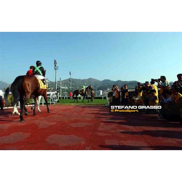 The Cathay Pacific Hong Kong Sprint Felix Coetzee on Silent Witness goes to the start Sha Tin - Hong Kong 12th dec. 2004 ph. Stefano Grasso