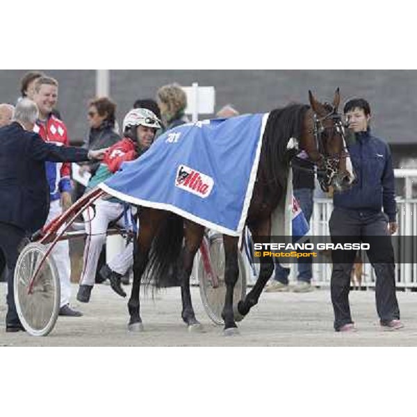 Pietro Gubellini and Owen Cr parade after winning the Gran Premio d\'Europa Milano - San Siro trot racecourse, 25th april 2012 ph.Stefano Grasso