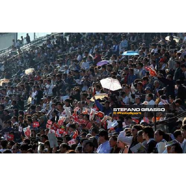 The Cathay Pacific Hong Kong Sprint fans of Silent Witness, winners of the Sprint Sha Tin - Hong Kong 12th dec. 2004 ph. Stefano Grasso