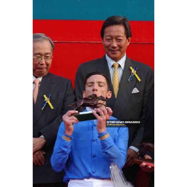 The Cathay Pacific Hong Kong Mile Frankie Dettori kisses the trophy after winning the Mile, beating The Duke and Scintillation Sha Tin - Hong Kong 12th dec. 2004 ph. Stefano Grasso