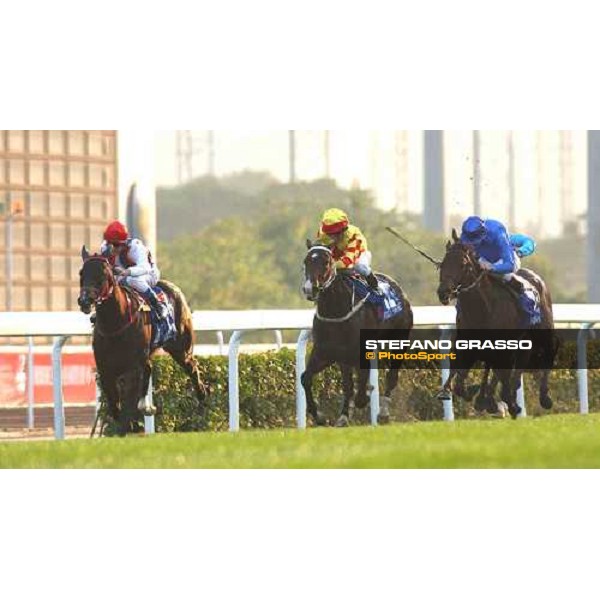 The Cathay Pacific Hong Kong Mile at few meters to the line The Duke ,Scintillation and Firebreak fight for the victory Sha Tin - Hong Kong 12th dec. 2004 ph. Stefano Grasso