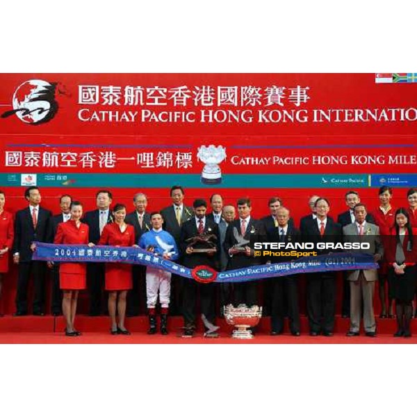 The Cathay Pacific Hong Kong Mile the presentation of the trophy Sha Tin - Hong Kong 12th dec. 2004 ph. Stefano Grasso