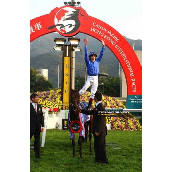 The Cathay Pacific Hong Kong Mile Frankie Dettori jumps from Firebreak after winning the Mile Sha Tin - Hong Kong 12th dec. 2004 ph. Stefano Grasso