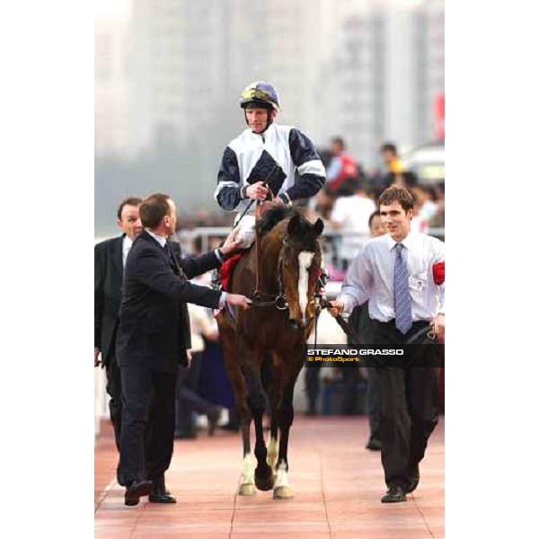 The Cathay Pacific Hong Kong Cup Kevin Manning on Alexander Goldrun comes back to the unsaddling ring Sha Tin - Hong Kong 12th dec. 2004 ph. Stefano Grasso