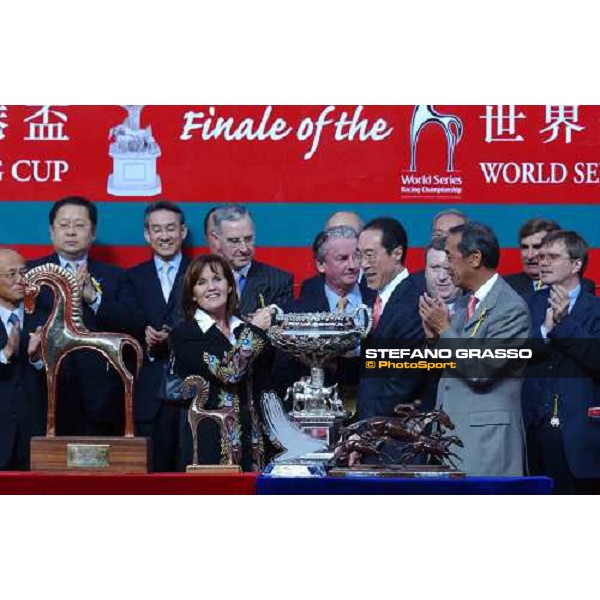 The Cathay Pacific Hong Kong Cup presentation of the trophy Sha Tin - Hong Kong 12th dec. 2004 ph. Stefano Grasso