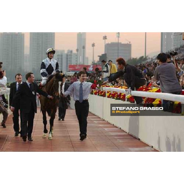 The Cathay Pacific Hong Kong Cup Kevin Manning on Alexander Goldrun comes back to the unsaddlin area Sha Tin - Hong Kong 12th dec. 2004 ph. Stefano Grasso