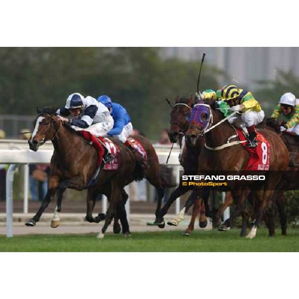 The Cathay Pacific Hong Kong Cup at last 20 meters to the line, the winner Alexander Goldrun(left) leads on Bullish Luck Sha Tin - Hong Kong 12th dec. 2004 ph. Stefano Grasso