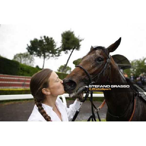 A kiss to Malossol from his groom after winning the Premio Parioli Rome Capannelle racecourse, 29th april 2012 ph.Stefano Grasso