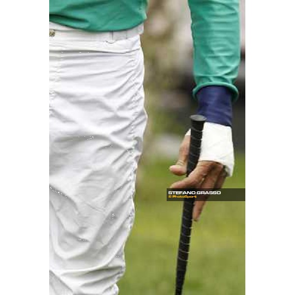 Dario Vargiu\'s left hand Rome - Capannelle racecourse, 29th apri l2012 ph.Stefano Grasso