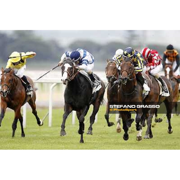 Fabio Branca on Malossol goes to win the Premio Parioli. Mirco Demuro on Vedelago is second, Neil Callan on Farraaj is third Rome - Capannelle racecourse, 29th april 2012 ph.Stefano Grasso