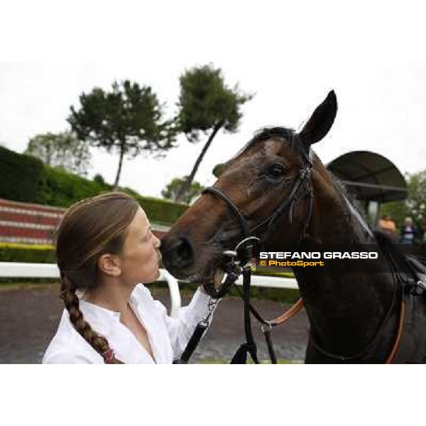 Kisses to Malossol by his groom Eva after winning the Premio Parioli Rome - Capannelle racecourse, 29th april 2012 ph.Stefano Grasso