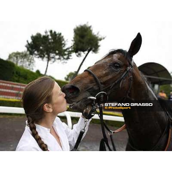 Kisses to Malossol by his groom Eva after winning the Premio Parioli Rome - Capannelle racecourse, 29th april 2012 ph.Stefano Grasso