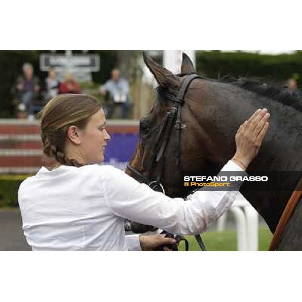Malossol receives caresses by his groom Eva after winning the Premio Parioli. Rome - Capannelle racecourse, 29th april 2012 ph.Stefano Grasso