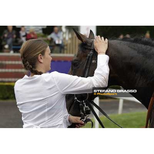 Malossol receives caresses by his groom Eva after winning the Premio Parioli. Rome - Capannelle racecourse, 29th april 2012 ph.Stefano Grasso