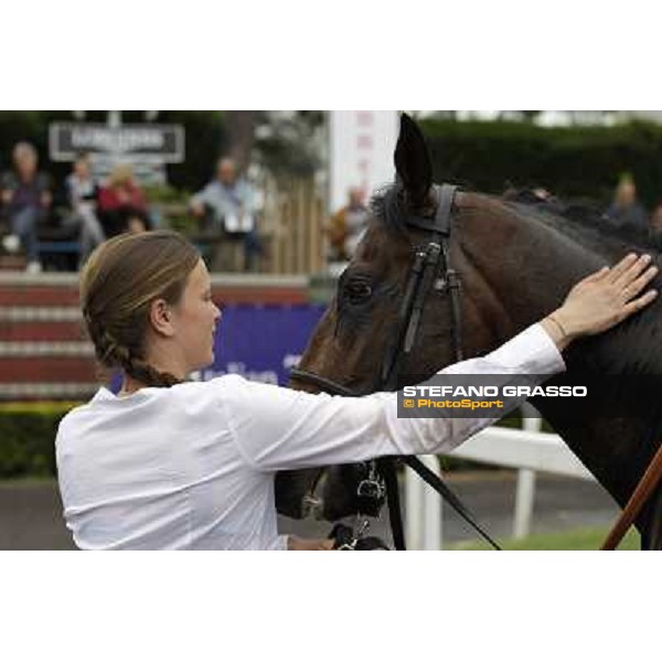 Malossol receives caresses by his groom Eva after winning the Premio Parioli. Rome - Capannelle racecourse, 29th april 2012 ph.Stefano Grasso