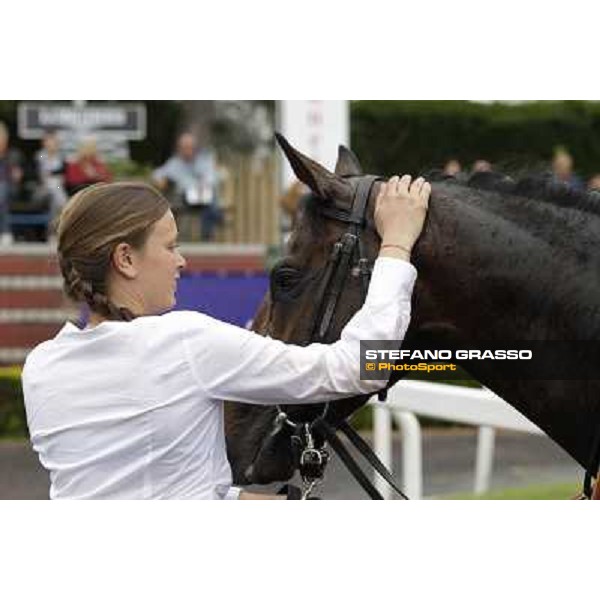 Malossol receives caresses by his groom Eva after winning the Premio Parioli. Rome - Capannelle racecourse, 29th april 2012 ph.Stefano Grasso