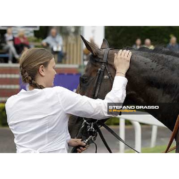 Malossol receives caresses by his groom Eva after winning the Premio Parioli. Rome - Capannelle racecourse, 29th april 2012 ph.Stefano Grasso