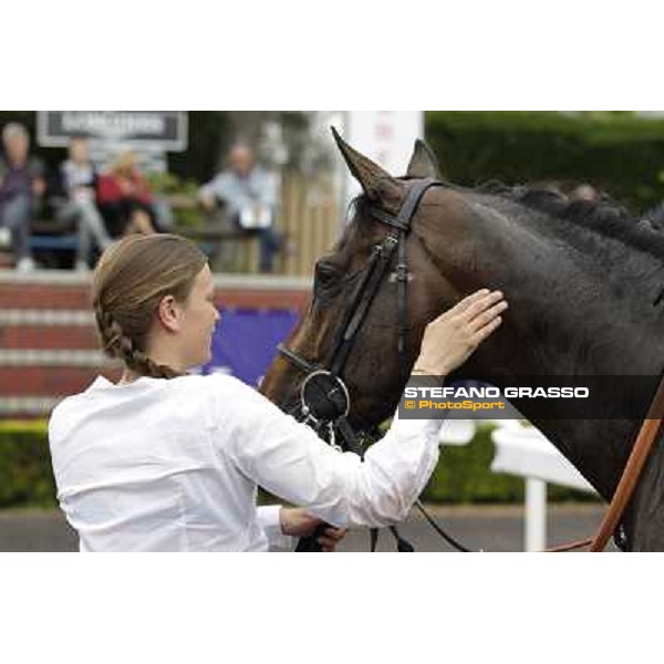 Malossol receives caresses by his groom Eva after winning the Premio Parioli. Rome - Capannelle racecourse, 29th april 2012 ph.Stefano Grasso