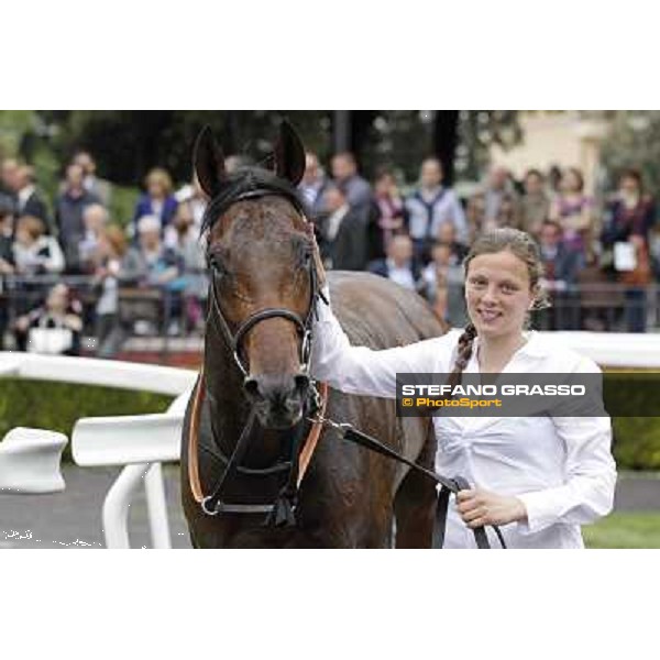 Malossol receives caresses by his groom Eva after winning the Premio Parioli. Rome - Capannelle racecourse, 29th april 2012 ph.Stefano Grasso