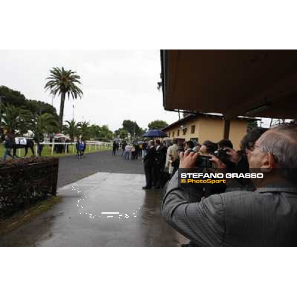 Kenneth Ramsey takes picture of Real Solution before the race 129° Derby Italiano Better Roma - Capannelle racecourse, 20th may 2012 ph.Stefano Grasso