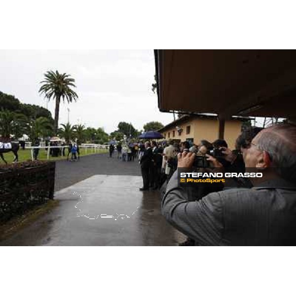 Kenneth Ramsey takes picture of Real Solution before the race 129° Derby Italiano Better Roma - Capannelle racecourse, 20th may 2012 ph.Stefano Grasso