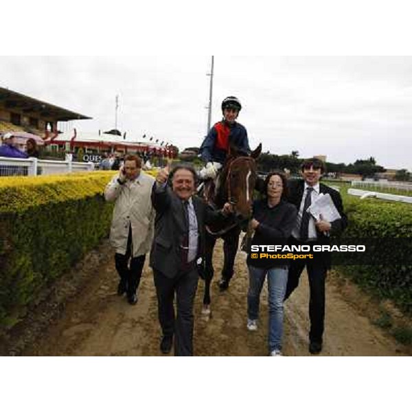 Carlo Fiocchi on United Color, Riccardo Menichetti and Salvatore and Matteo Limata, return back in triumph after winning the Premio Tudini Roma - Capannelle racecourse, 20th may 2012 ph.Stefano Grasso